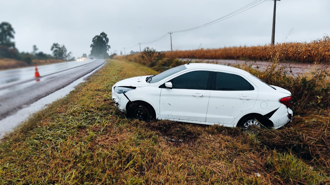 Saída de pista deixa vítima após Ford Ka bater em barranco na BR-369