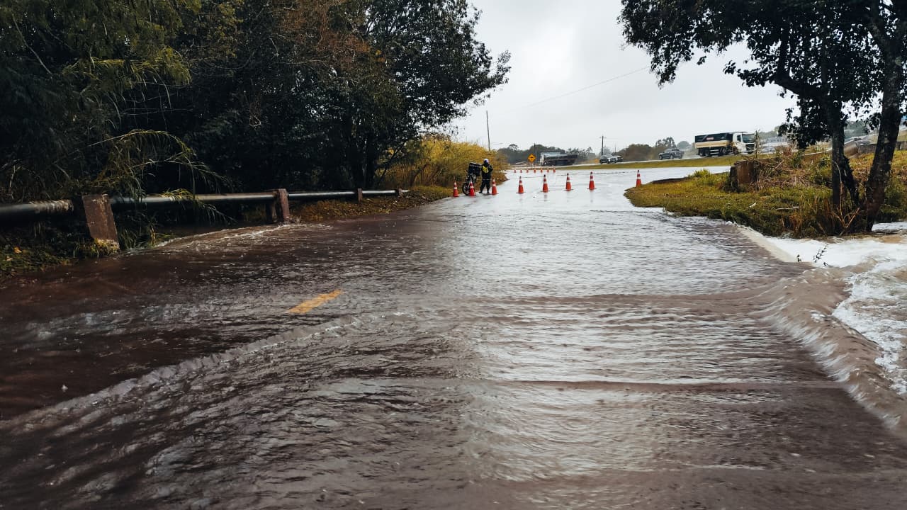 Rua Cesário Bazak é interditada preventivamente em Cascavel após fortes chuvas
