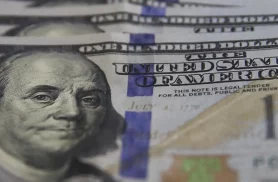 Dólar cai ao menor valor desde junho com alta do petróleo
