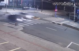 Câmeras mostram disputa de racha que terminou com ponto de ônibus destruído na Avenida Carlos Gomes