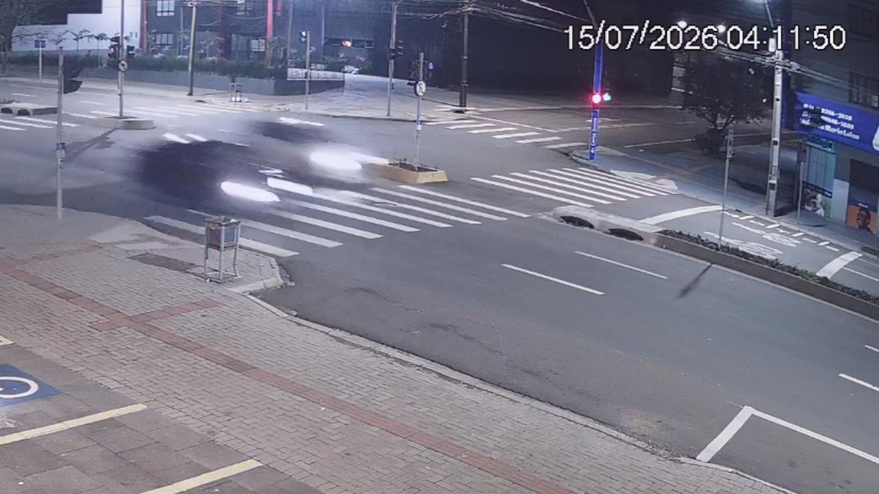 Câmeras mostram disputa de racha que terminou com ponto de ônibus destruído na Avenida Carlos Gomes