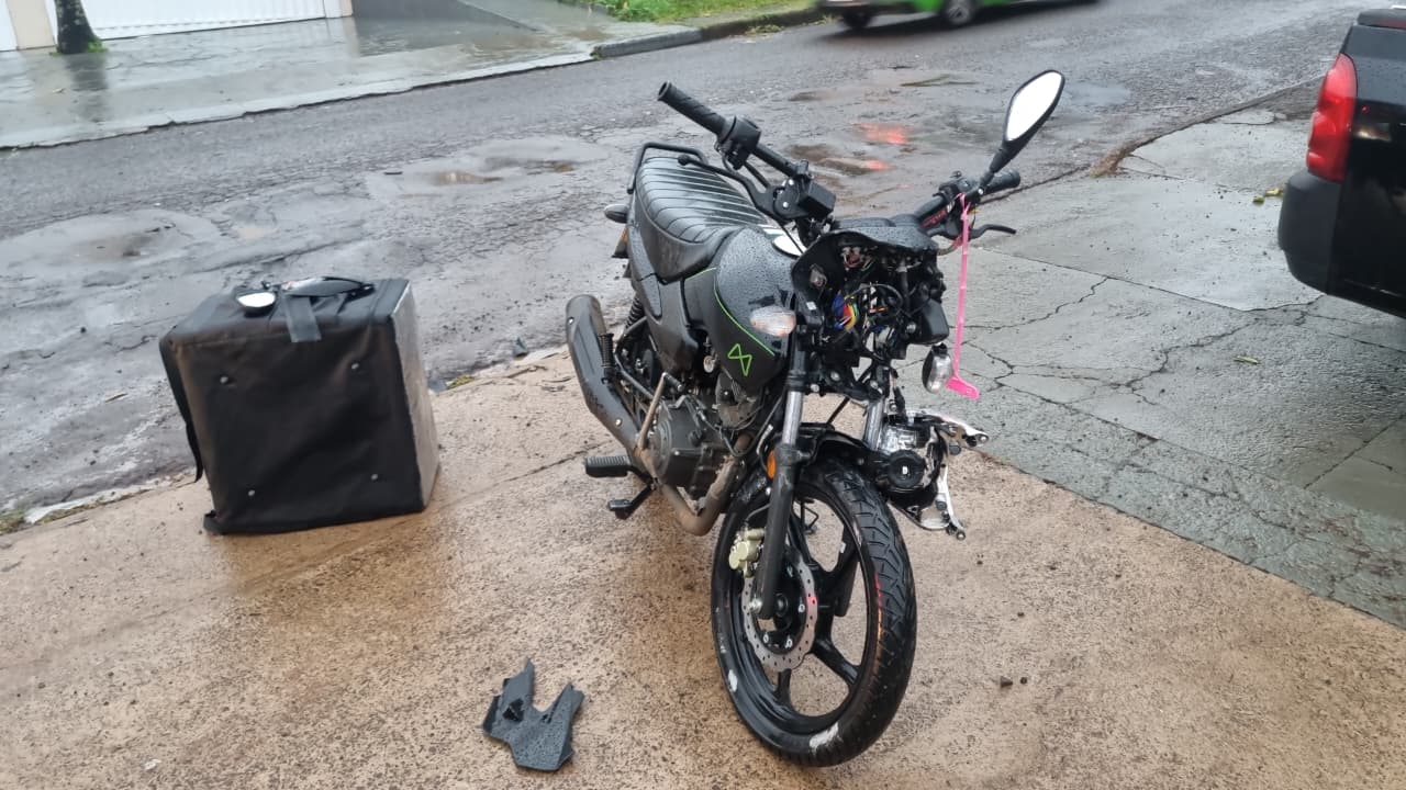 Motociclista colide contra Montana na Rua Copacabana