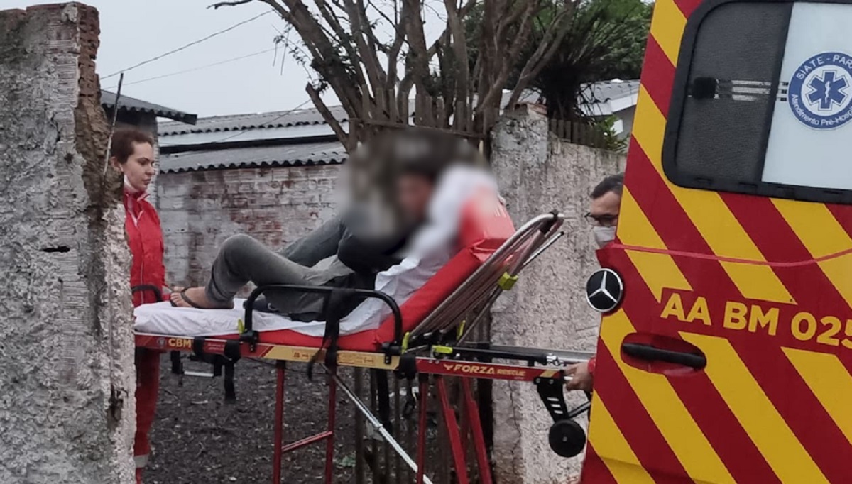 Portão cai sobre morador e deixa vítima no bairro Santa Felicidade