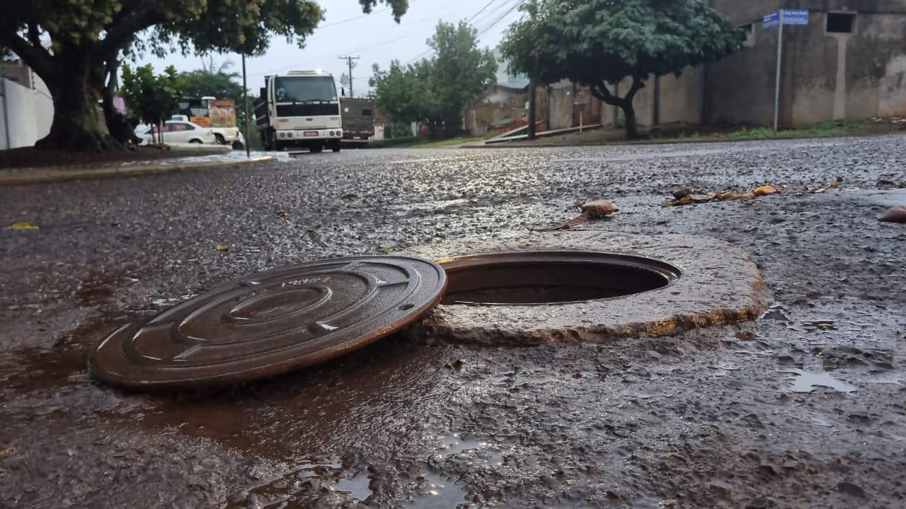 Perigo! Sem sinalização, galeria aberta representa risco em cruzamento no Santa Felicidade