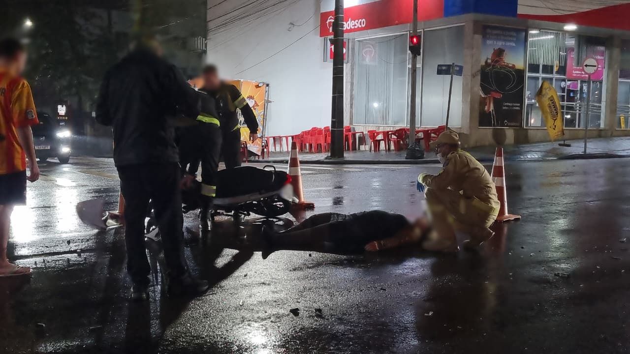 Motociclista tem lesões graves após colisão com Santa Fé no Centro de Cascavel
