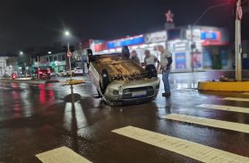 Motorista bate em estrutura de semáforo e capota carro na Avenida Carlos Gomes