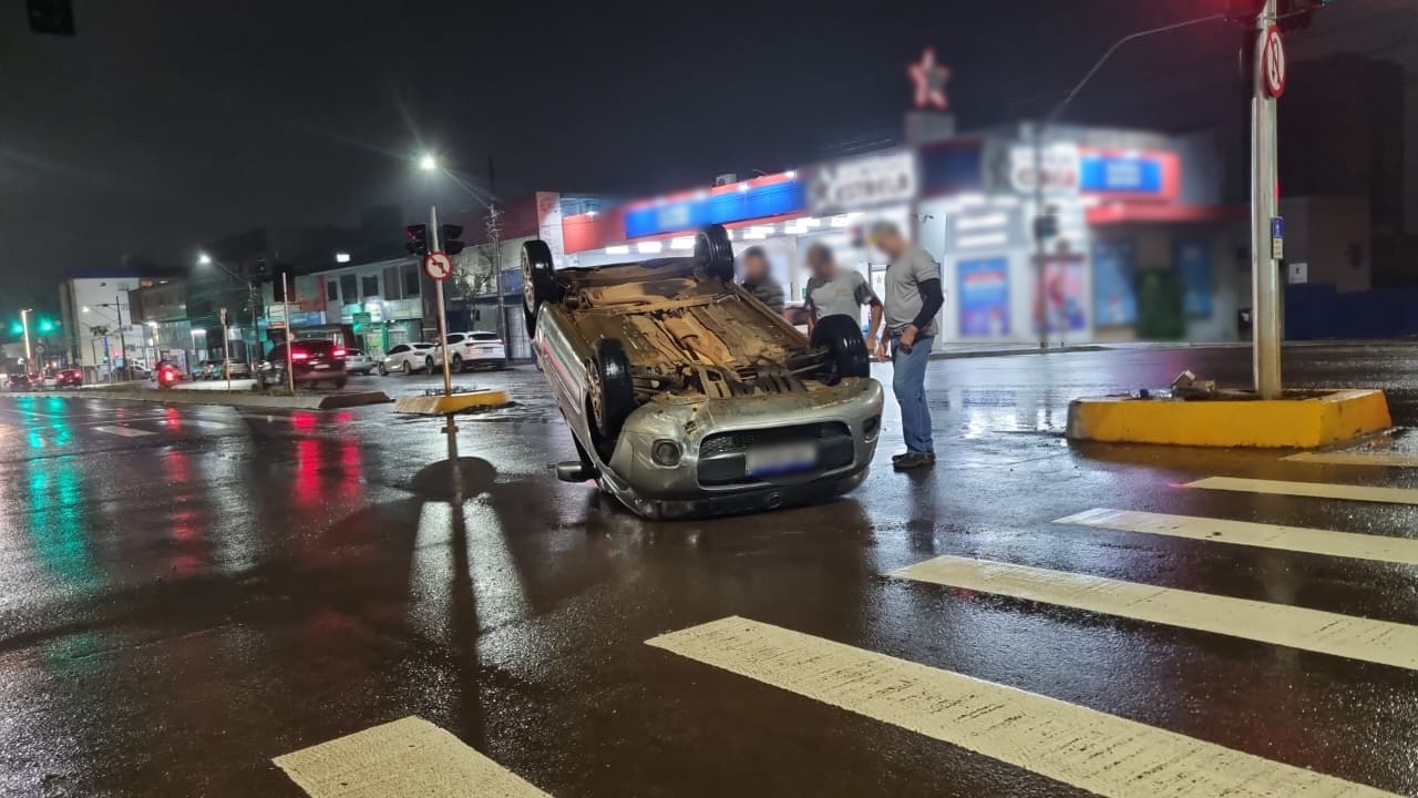Motorista bate em estrutura de semáforo e capota carro na Avenida Carlos Gomes