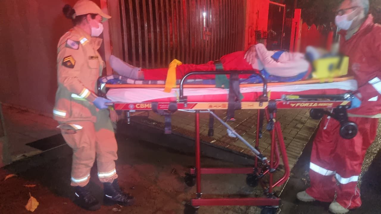 Mulher de 87 anos é socorrida pelo Corpo de Bombeiros no Bairro Neva