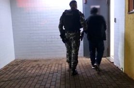 Homem é preso com arma de uso restrito e munições no Barcelona