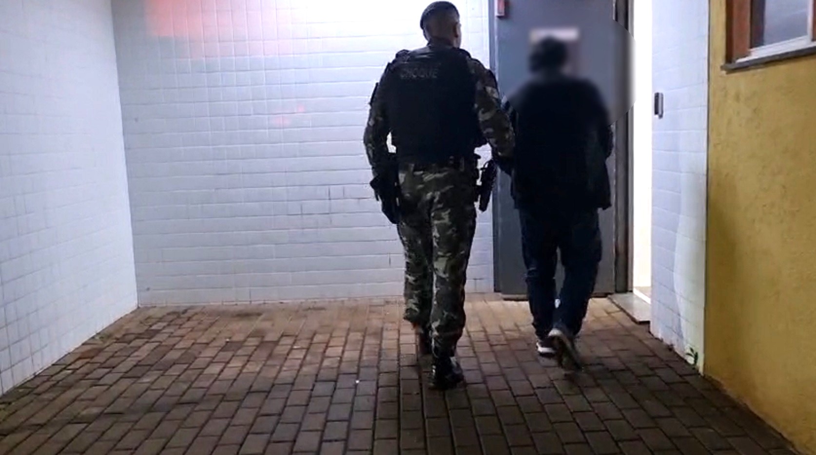 Homem é preso com arma de uso restrito e munições no Barcelona