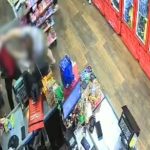 Câmera flagra dona de mercado impedindo tentativa de furto com rodo e chinelo em Toledo Imagem relativa a Câmera flagra dona de mercado impedindo tentativa de furto com rodo e chinelo em Toledo