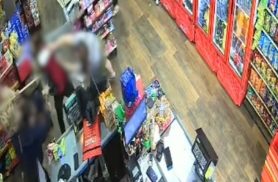 Câmera flagra dona de mercado impedindo tentativa de furto com rodo e chinelo em Toledo