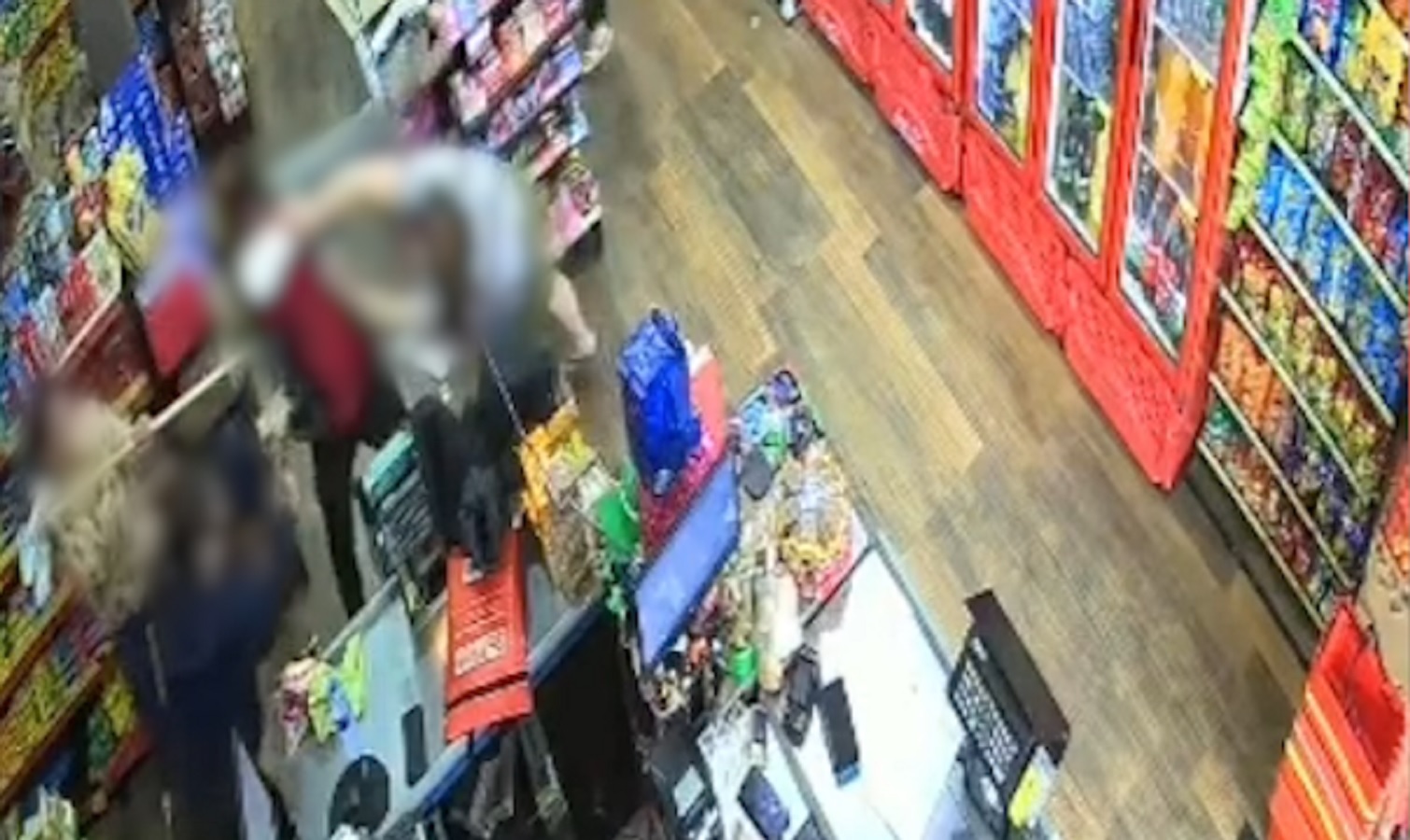 Câmera flagra dona de mercado impedindo tentativa de furto com rodo e chinelo em Toledo