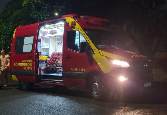 Mulher é socorrida pelo Siate após queda no Bairro Santo Onofre