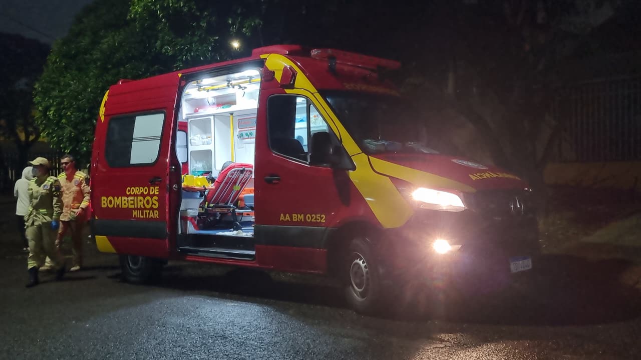 Mulher é socorrida pelo Siate após queda no Bairro Santo Onofre