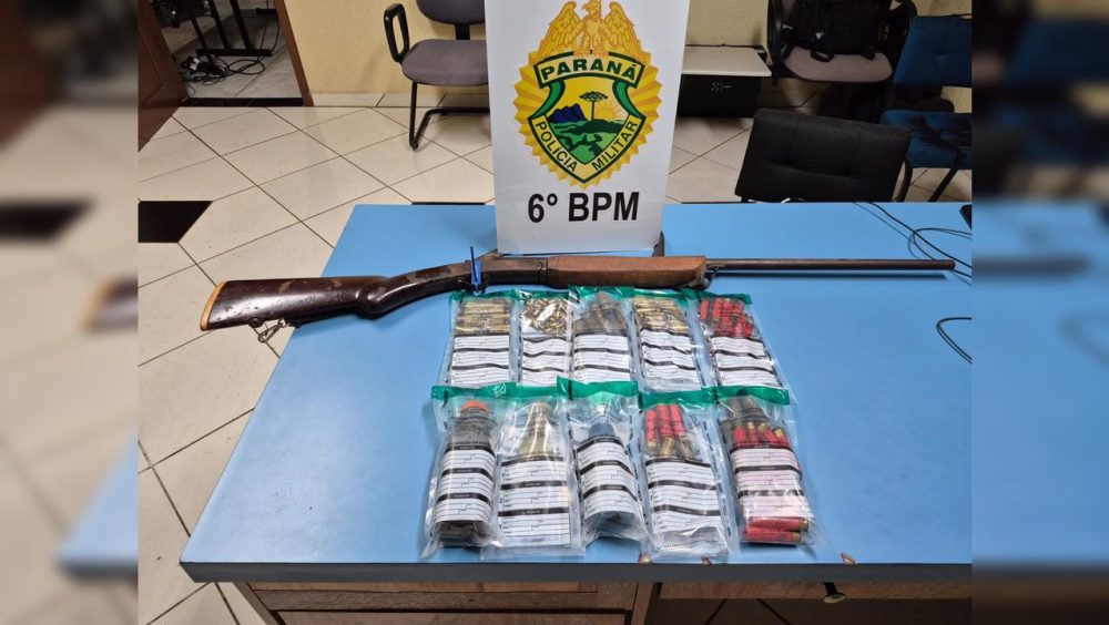Homem é preso com espingarda e 186 munições após denúncia anônima Imagem referente a Homem é preso com espingarda e 186 munições após denúncia anônima