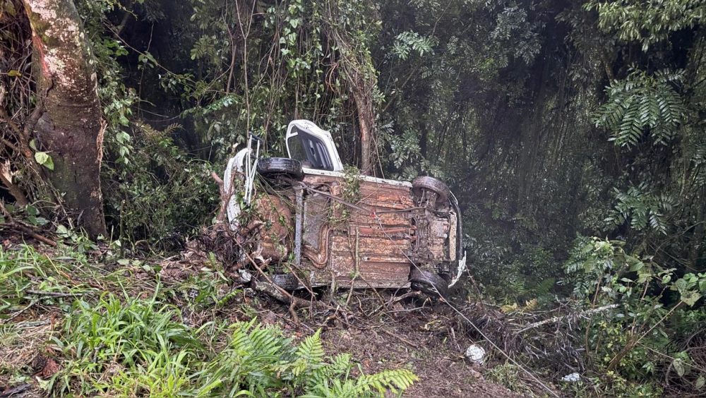 Veículo que transportava pacientes sai da pista e deixa motorista em estado grave na BR-376 Imagem referente a Veículo que transportava pacientes sai da pista e deixa motorista em estado grave na BR-376