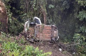 Veículo que transportava pacientes sai da pista e deixa motorista em estado grave na BR-376