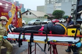 Cachorro atravessa a rua e motociclista sofre queda em Cascavel