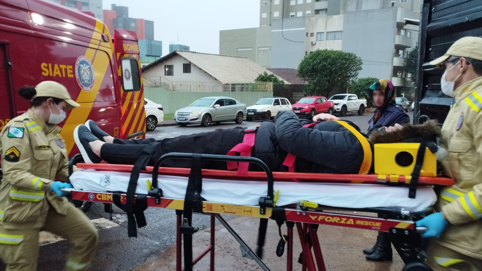 Cachorro atravessa a rua e motociclista sofre queda em Cascavel