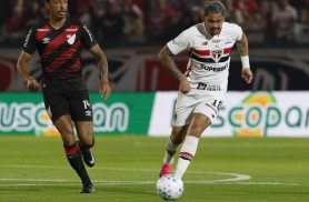 São Paulo sofre virada em 5 minutos e volta da parada da Copa derrotado pelo Athletico-PR São Paulo sofre virada em 5 minutos e volta da parada da Copa derrotado pelo Athletico-PR