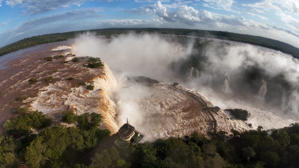 Passarela das Cataratas do Iguaçu é interditada em Foz do Iguaçu devido ao alto volume de água Imagem referente a Passarela das Cataratas do Iguaçu é interditada em Foz do Iguaçu devido ao alto volume de água