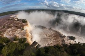Passarela das Cataratas do Iguaçu é interditada em Foz do Iguaçu devido ao alto volume de água