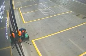 Câmera flagra criminoso arrombando fechaduras antes de furtar notebook, celular e dinheiro