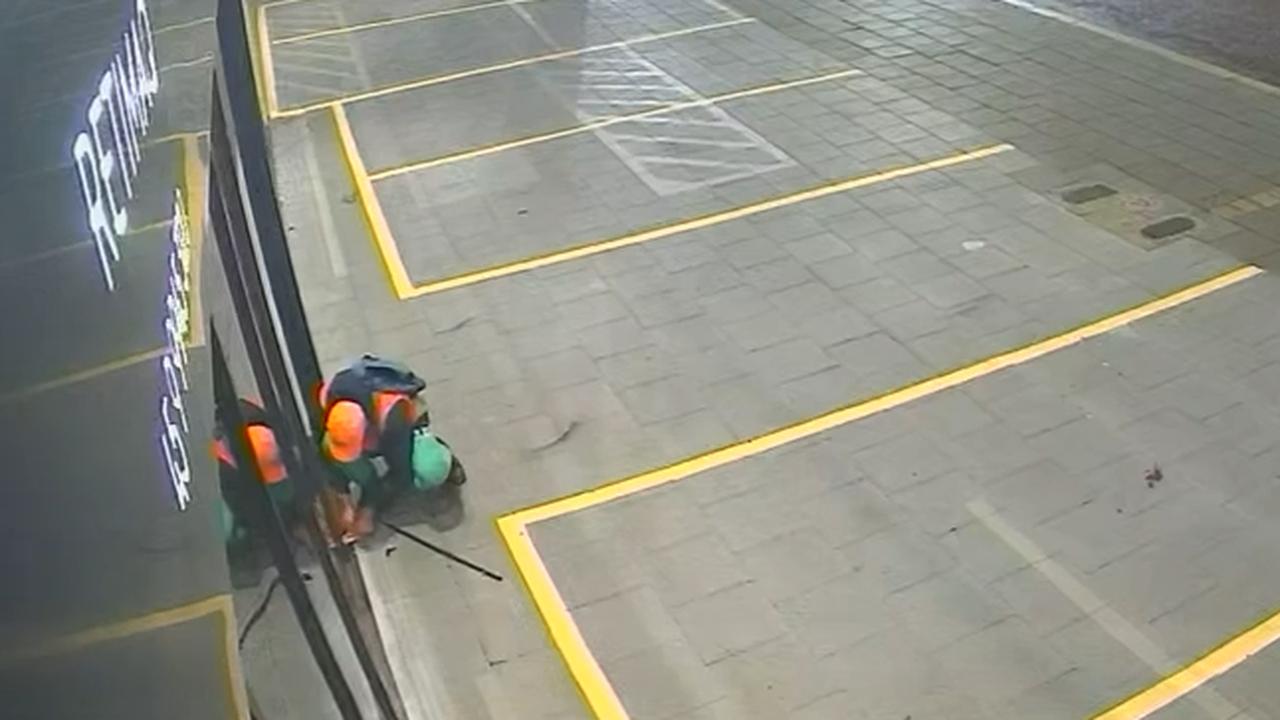 Câmera flagra criminoso arrombando fechaduras antes de furtar notebook, celular e dinheiro