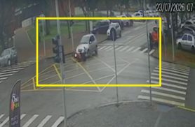 Câmera flagra indivíduo sofrendo acidente com Biz furtada