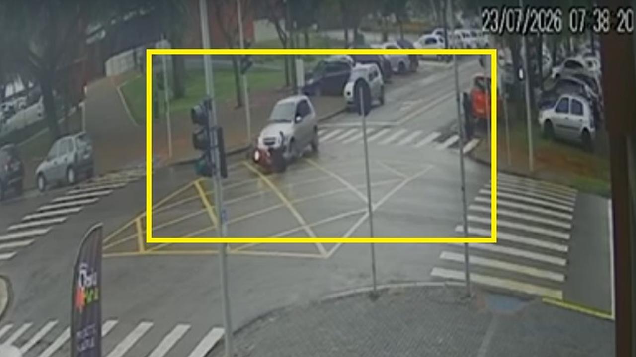 Câmera flagra indivíduo sofrendo acidente com Biz furtada