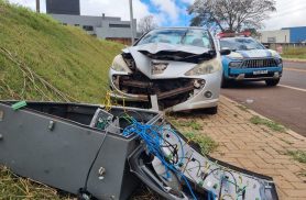 Radar é nocauteado por Peugeot em acidente em Cascavel
