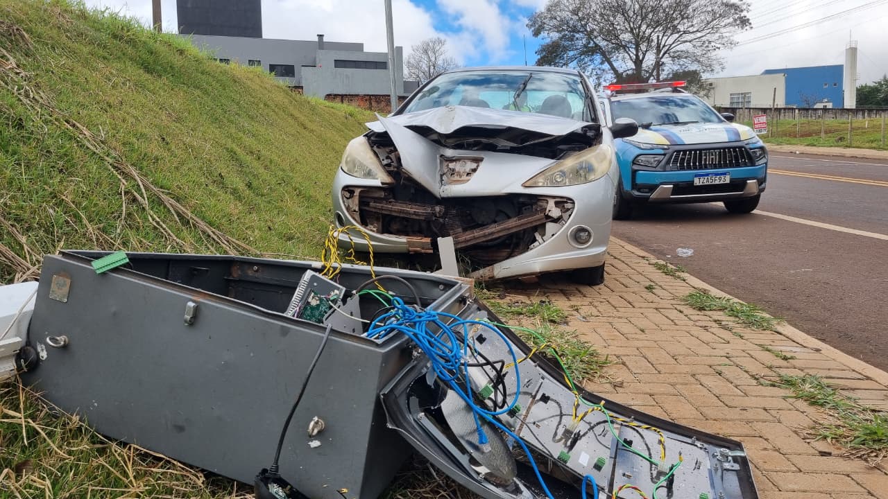 Radar é nocauteado por Peugeot em acidente em Cascavel