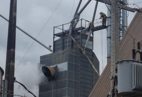 Bombeiros combatem incêndio em secador de grãos em Santa Tereza do Oeste Bombeiros combatem incêndio em secador de grãos em Santa Tereza do Oeste
