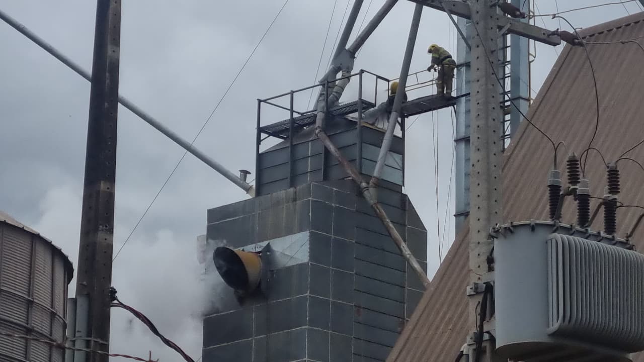 Bombeiros combatem incêndio em secador de grãos em Santa Tereza do Oeste