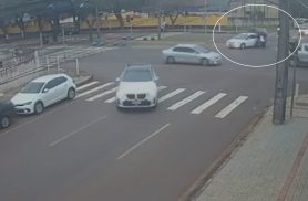 Câmera flagra acidente entre carro e ciclomotor após conversão proibida na Avenida Barão