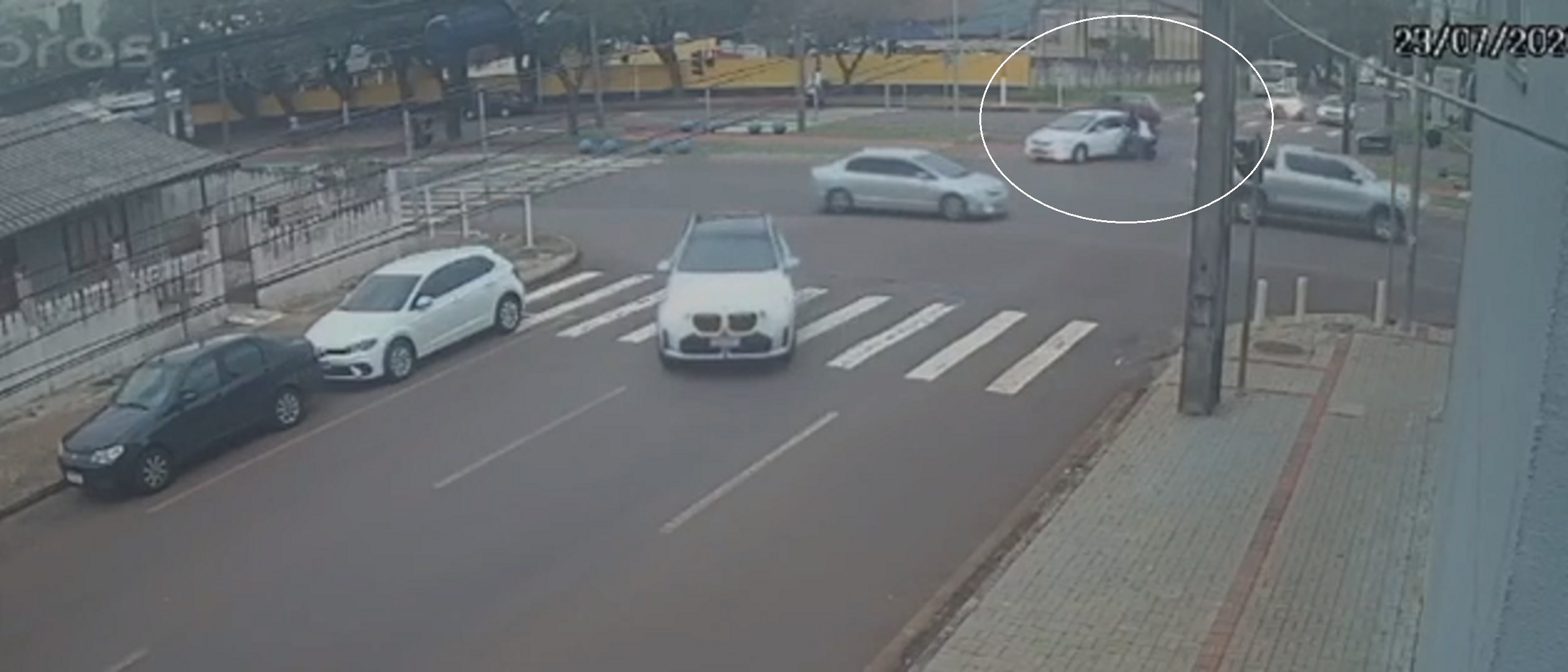 Câmera flagra acidente entre carro e ciclomotor após conversão proibida na Avenida Barão