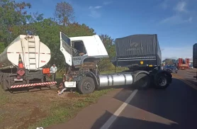 Dois caminhões se envolvem em colisão na rodovia BR-163