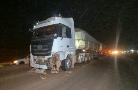 Colisão traseira entre carreta e Voyage deixa mulher ferida na BR-163