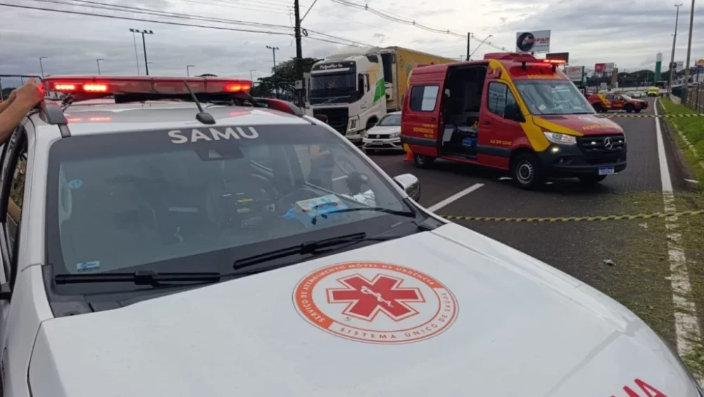 Trabalhador morre atropelado na Avenida Colombo em Maringá; motorista fugiu após acidente Imagem referente a Trabalhador morre atropelado na Avenida Colombo em Maringá; motorista fugiu após acidente