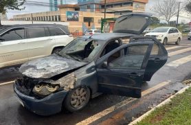 Incêndio consome carro nas proximidades da Polícia Federal, na Avenida Paraná