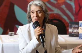 Democracia está nas mãos do povo, não em palácios, diz Cármen Lúcia
