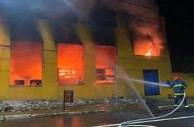 Supermercado fica destruído ao ser atingido por incêndio durante a madrugada