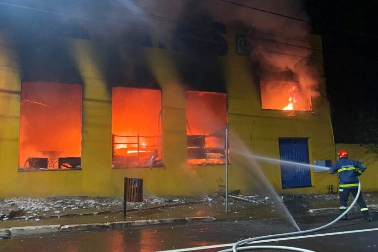 Supermercado fica destruído ao ser atingido por incêndio durante a madrugada Imagem referente a Supermercado fica destruído ao ser atingido por incêndio durante a madrugada