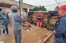 Carro capota e para tombado após forte colisão no Bairro Santa Cruz