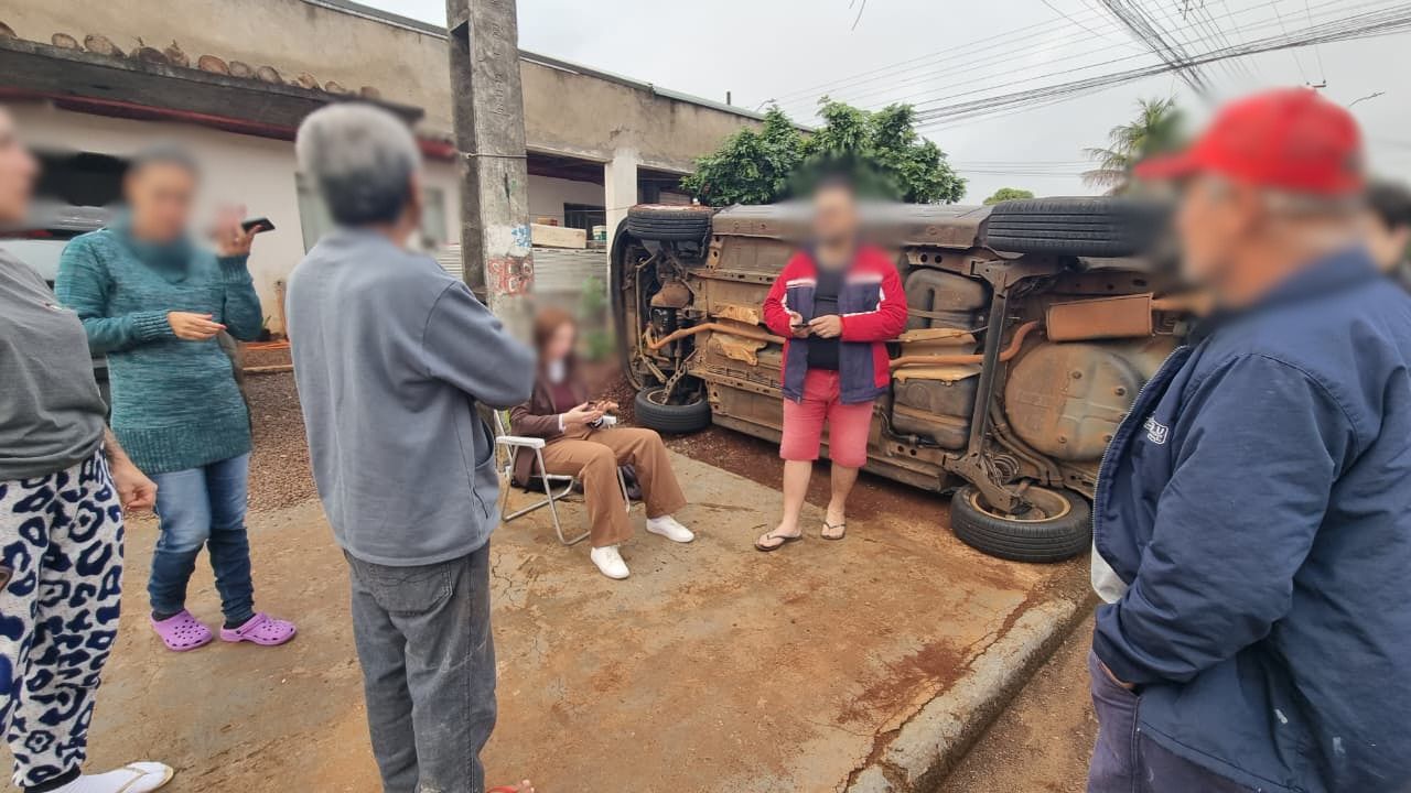 Carro capota e para tombado após forte colisão no Bairro Santa Cruz