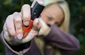 Mulheres podem comprar e usar spray de pimenta para defesa pessoal