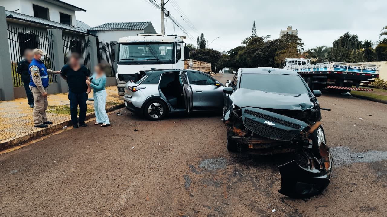 Colisão envolvendo três veículos mobiliza Corpo de Bombeiros ao Bairro Country