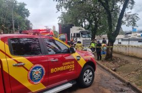 Homem morre após ser atropelado por caminhão em frente à Delegacia da Polícia Civil Homem morre após ser atropelado por caminhão em frente à Delegacia da Polícia Civil