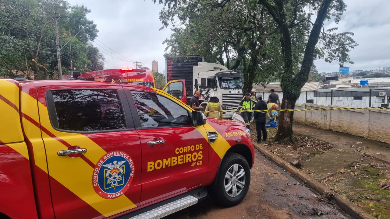 Homem morre após ser atropelado por caminhão em frente à Delegacia da Polícia Civil